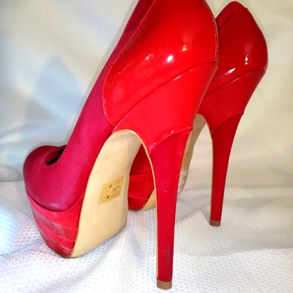 BEBE 7 RED SATIN & GLOSSY PATENT PLATFORM HEELS Christmas holidays closed toe - Picture 5 of 12